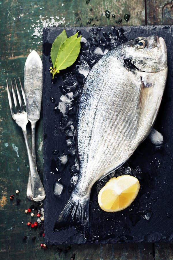 Fondo de la comida con los pescados y el vino fotos de archivo libres de regalías Fondo de la comida con los pescados y el vino fotos de archivo libres de regalías