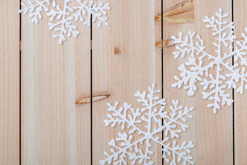 Fondo de la decoraci?n de la Navidad y espacio de la copia para el texto Copos de nieve blancos en una tabla de madera Feliz Navi fotos de archivo libres de regalías Fondo de la decoraci?n de la Navidad y espacio de la copia para el texto Copos de nieve blancos en una tabla de madera Feliz Navi fotos de archivo libres de regalías