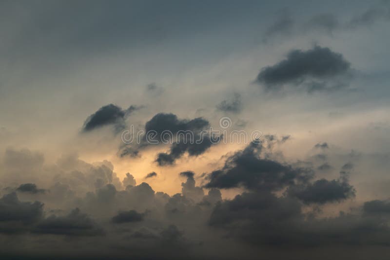 Fondo de la formación de la nube de la tarde del gris y del oro fotos de archivo libres de regalías Fondo de la formación de la nube de la tarde del gris y del oro fotos de archivo libres de regalías