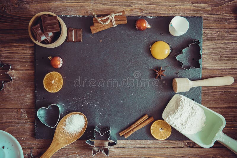 Fondo de la hornada de la Navidad Ingredientes para cocinar la hornada de la Navidad en fondo oxidado de la pizarra oscura fotografía de archivo Fondo de la hornada de la Navidad Ingredientes para cocinar la hornada de la Navidad en fondo oxidado de la pizarra oscura fotografía de archivo