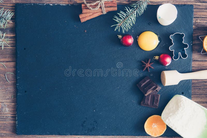Fondo de la hornada de la Navidad Ingredientes para cocinar la hornada de la Navidad en fondo de piedra oscuro Visión superior co imágenes de archivo libres de regalías Fondo de la hornada de la Navidad Ingredientes para cocinar la hornada de la Navidad en fondo de piedra oscuro Visión superior co imágenes de archivo libres de regalías