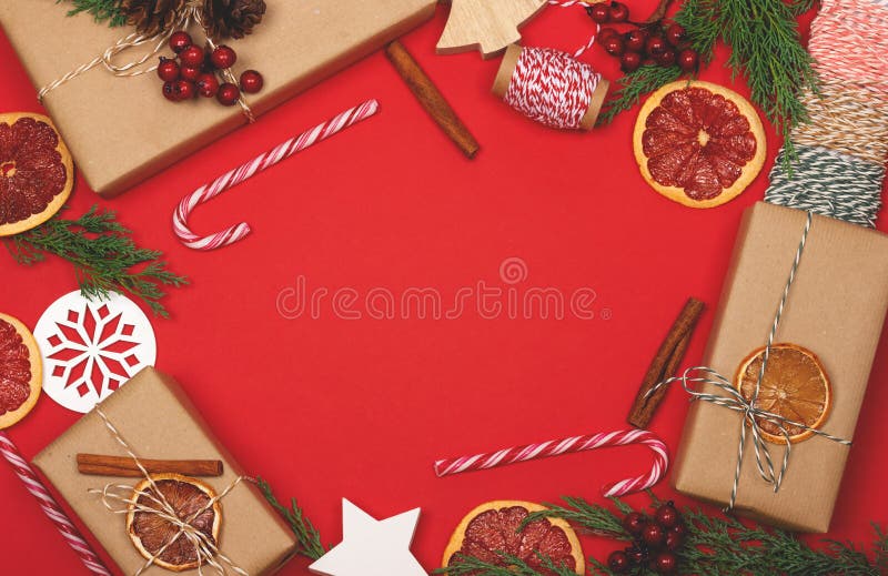 Fondo de la Navidad con las cajas y las decoraciones de regalo en rojo foto de archivo Fondo de la Navidad con las cajas y las decoraciones de regalo en rojo foto de archivo