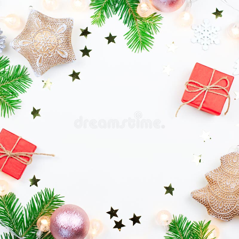Fondo de la Navidad con las decoraciones de las ramas de árbol de abeto, de las luces de la Navidad, rosadas y beige, ornamentos imagenes de archivo Fondo de la Navidad con las decoraciones de las ramas de árbol de abeto, de las luces de la Navidad, rosadas y beige, ornamentos imagenes de archivo