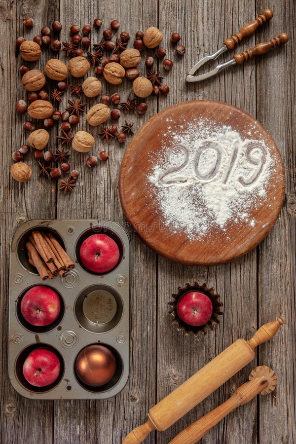 Fondo de la Navidad con las manzanas rojas, nueces, avellana, nutcra fotografía de archivo libre de regalías Fondo de la Navidad con las manzanas rojas, nueces, avellana, nutcra fotografía de archivo libre de regalías