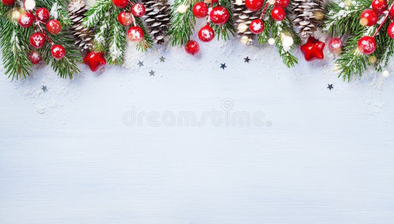 Fondo de la Navidad con las ramas del abeto, los conos y las luces nevosos del bokeh Bandera o tarjeta del día de fiesta