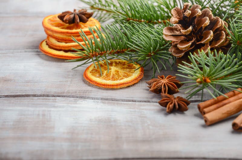 Fondo de la Navidad con las ramas, las especias y los conos del abeto fotografía de archivo Fondo de la Navidad con las ramas, las especias y los conos del abeto fotografía de archivo