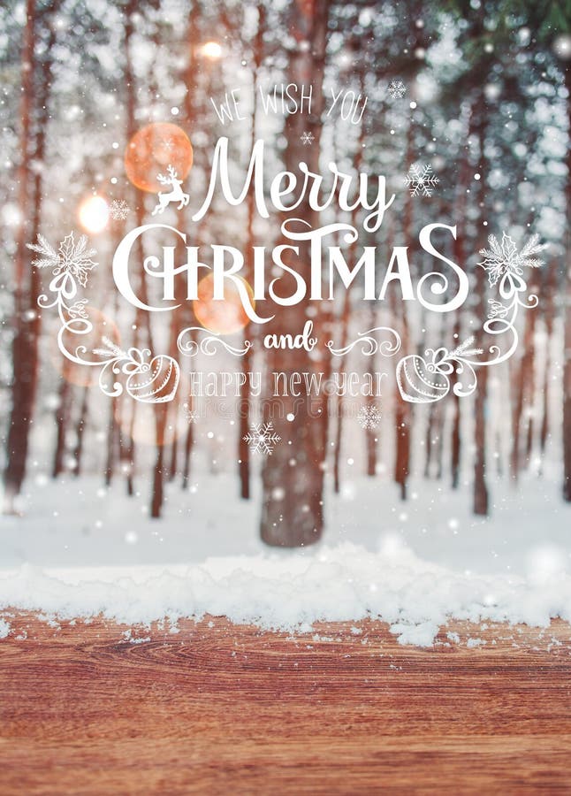 Fondo de la Navidad con los abetos y fondo borroso del invierno con Feliz Navidad del texto y la tabla del Feliz Año Nuevo y de m fotos de archivo Fondo de la Navidad con los abetos y fondo borroso del invierno con Feliz Navidad del texto y la tabla del Feliz Año Nuevo y de m fotos de archivo