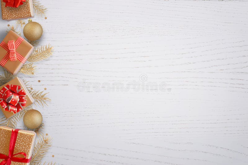 Fondo de la Navidad con los regalos y las ramas de árbol de abeto en lado izquierdo imagen de archivo libre de regalías Fondo de la Navidad con los regalos y las ramas de árbol de abeto en lado izquierdo imagen de archivo libre de regalías