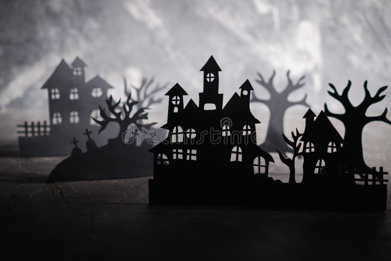 Fondo de la noche de Víspera de Todos los Santos Arte de papel Pueblo abandonado en un bosque brumoso oscuro fotos de archivo libres de regalías Fondo de la noche de Víspera de Todos los Santos Arte de papel Pueblo abandonado en un bosque brumoso oscuro fotos de archivo libres de regalías