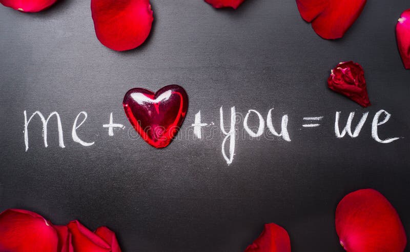 Fondo de las letras de día de las tarjetas del día de San Valentín con los corazones rojos y los pétalos color de rosa, visión su foto de archivo Fondo de las letras de día de las tarjetas del día de San Valentín con los corazones rojos y los pétalos color de rosa, visión su foto de archivo