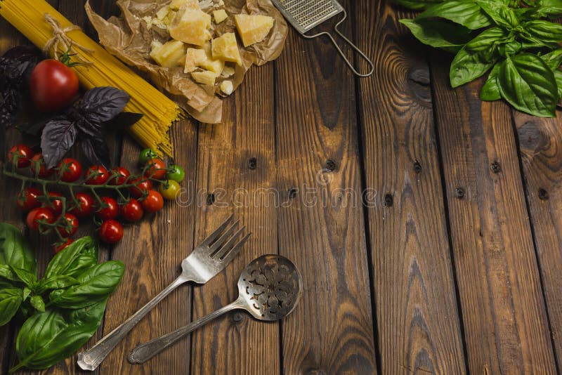 Fondo de las pastas Espaguetis secos con las verduras y las hierbas en un w fotos de archivo libres de regalías Fondo de las pastas Espaguetis secos con las verduras y las hierbas en un w fotos de archivo libres de regalías