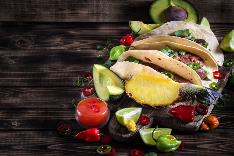 Tacos De La Lengua De Carne De Vaca Foto de archivo Imagen de tierra