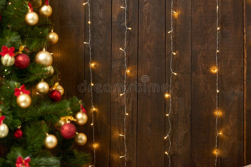 Fondo de madera abstracto con el árbol de navidad y las luces, contexto interior oscuro clásico, espacio de la copia para el text fotos de archivo libres de regalías Fondo de madera abstracto con el árbol de navidad y las luces, contexto interior oscuro clásico, espacio de la copia para el text fotos de archivo libres de regalías