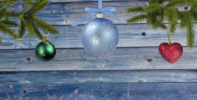 Fondo de madera azul con símbolos de la Navidad alrededor La Navidad, tarjeta del Año Nuevo con la copia espacia en el centro imagenes de archivo