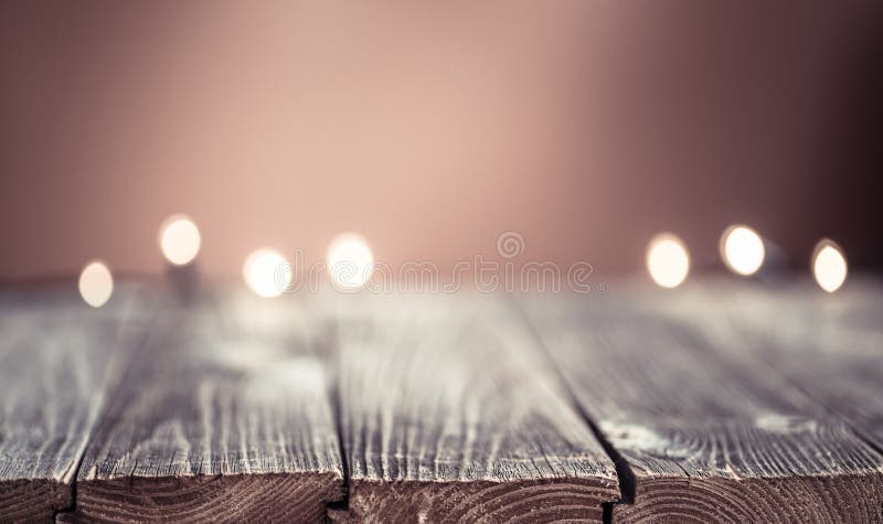 Fondo de madera vacío de la sobremesa y de la falta de definición, foco selectivo con las luces de la Navidad Para la exhibici?n fotografía de archivo Fondo de madera vacío de la sobremesa y de la falta de definición, foco selectivo con las luces de la Navidad Para la exhibici?n fotografía de archivo