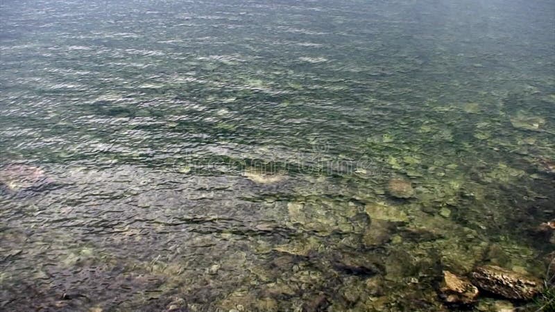 Fondo de piedra bajo agua transparente transparente del lago baikal.