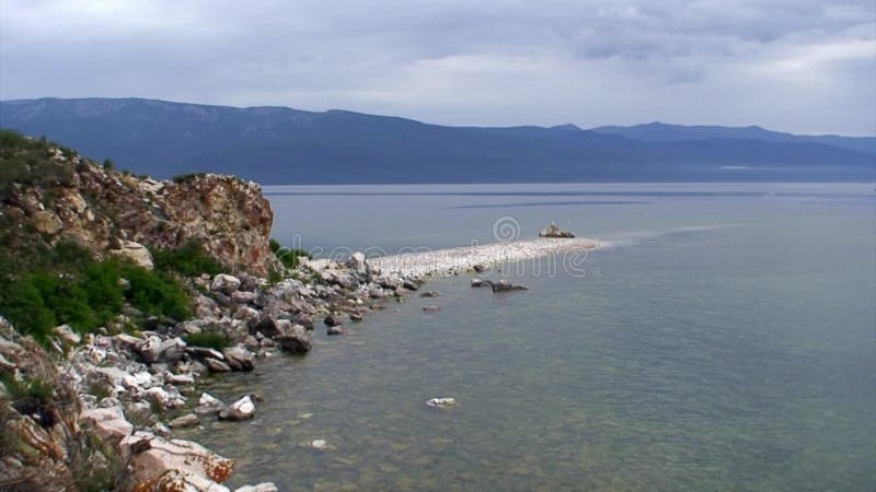 Fondo de piedra bajo agua transparente transparente del lago baikal.