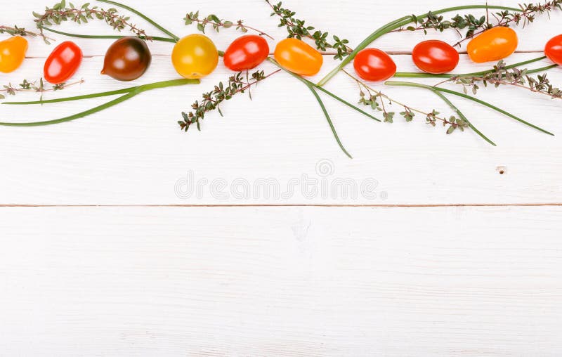Fondo del alimento biológico Foto del estudio de diversas frutas y verduras en la tabla de madera blanca Producto de alta resoluc fotografía de archivo Fondo del alimento biológico Foto del estudio de diversas frutas y verduras en la tabla de madera blanca Producto de alta resoluc fotografía de archivo