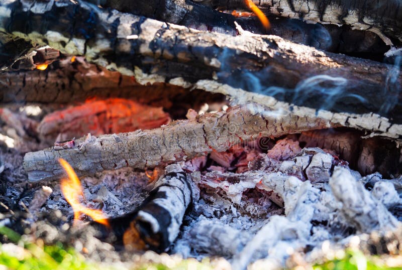 Fondo del camino con inguantare i tizzoni Chiuda sulla vista su fuoco di fuoco senza fiamma Tizzoni che bruciano con la fiamma ro fotografia stock libera da diritti Fondo del camino con inguantare i tizzoni Chiuda sulla vista su fuoco di fuoco senza fiamma Tizzoni che bruciano con la fiamma ro fotografia stock libera da diritti