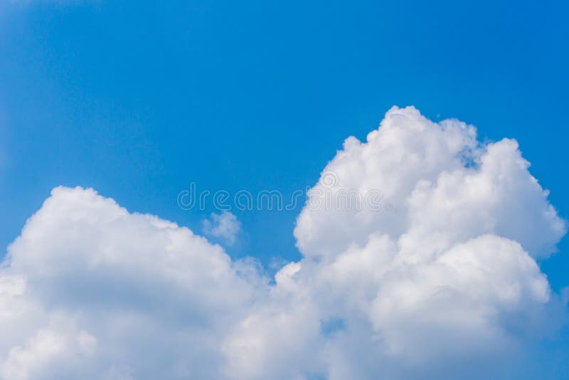 Fondo del cielo azul del cúmulo de las nubes foto de archivo libre de regalías Fondo del cielo azul del cúmulo de las nubes foto de archivo libre de regalías