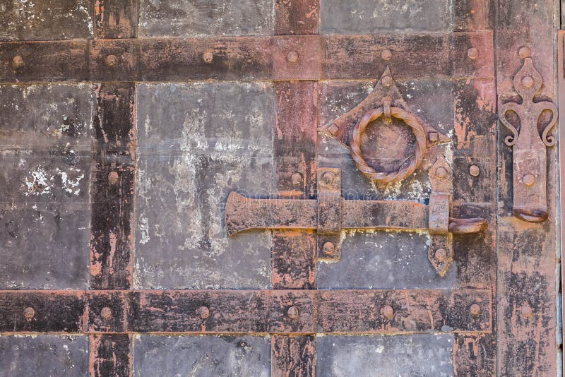 Fondo del cierre para arriba de un perno oxidado del metal del Grunge en una puerta vieja del hierro fotos de archivo libres de regalías Fondo del cierre para arriba de un perno oxidado del metal del Grunge en una puerta vieja del hierro fotos de archivo libres de regalías
