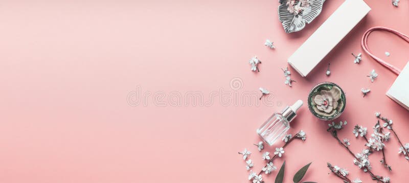 Fondo del corallo dei cosmetici Derida su dei prodotti di cura di pelle con il fiore della molla e del sacchetto della spesa Disp immagini stock Fondo del corallo dei cosmetici Derida su dei prodotti di cura di pelle con il fiore della molla e del sacchetto della spesa Disp immagini stock