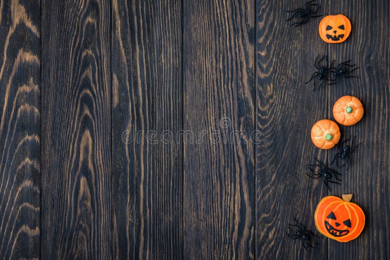 Fondo del día de fiesta de Halloween con las galletas y las arañas fotos de archivo Fondo del día de fiesta de Halloween con las galletas y las arañas fotos de archivo