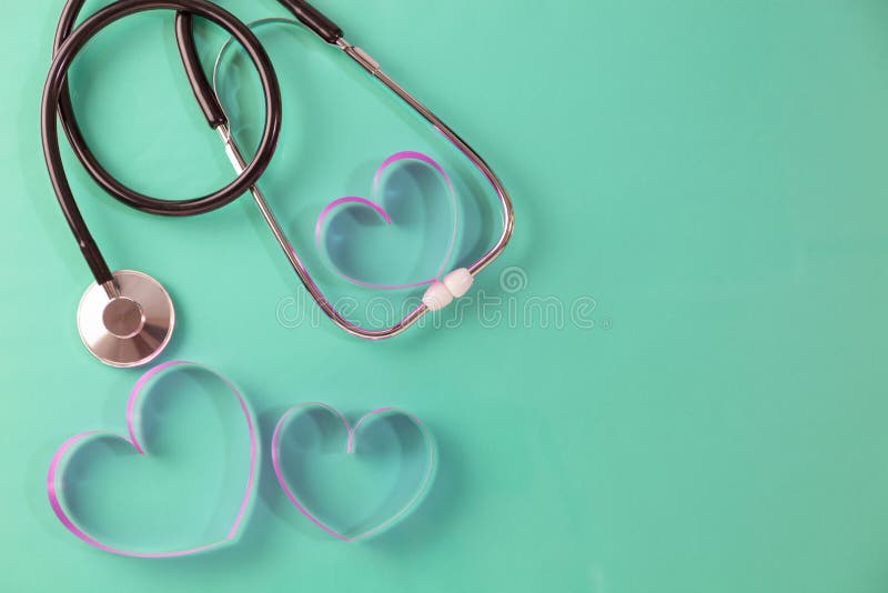 Fondo del día de salud de mundo, estetoscopio y corazón rosado de la cinta en fondo verde, atención sanitaria del concepto y fond imagen de archivo Fondo del día de salud de mundo, estetoscopio y corazón rosado de la cinta en fondo verde, atención sanitaria del concepto y fond imagen de archivo