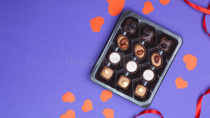 Fondo del día de San Valentín con corazón rojo y corazones de chocolate. cerrar la toma de la caja de chocolates. feliz día de San fotografía de archivo libre de regalías