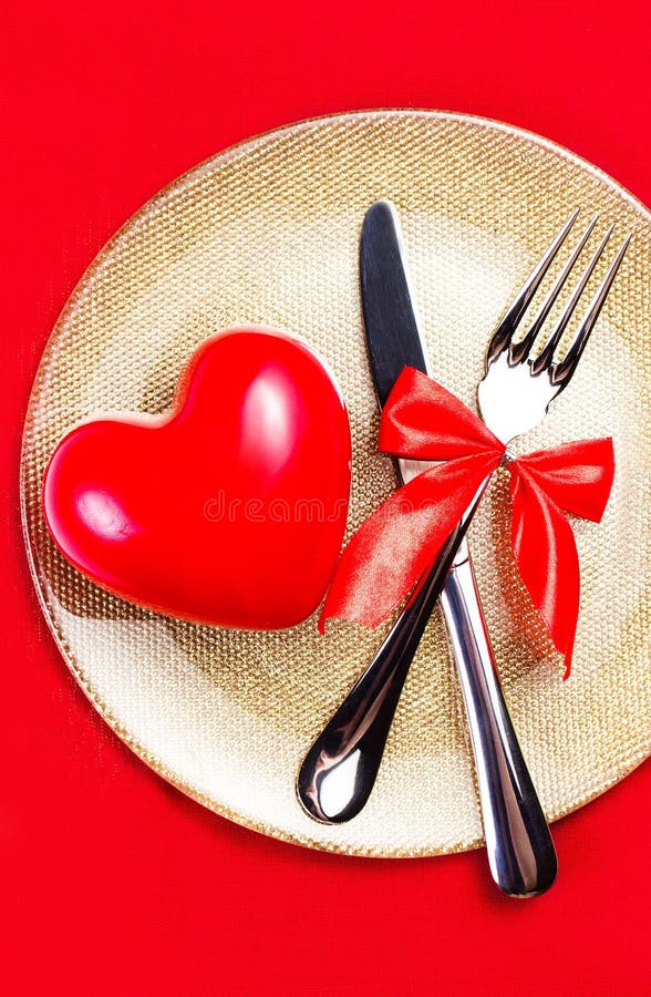 Fondo del día de tarjetas del día de San Valentín con los corazones en una placa de oro sobre rojo imagen de archivo libre de regalías Fondo del día de tarjetas del día de San Valentín con los corazones en una placa de oro sobre rojo imagen de archivo libre de regalías