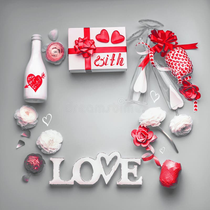 Fondo del día de tarjetas del día de San Valentín Composición festiva del amor hecha con la caja de regalo y el arco rojo, botell imágenes de archivo libres de regalías