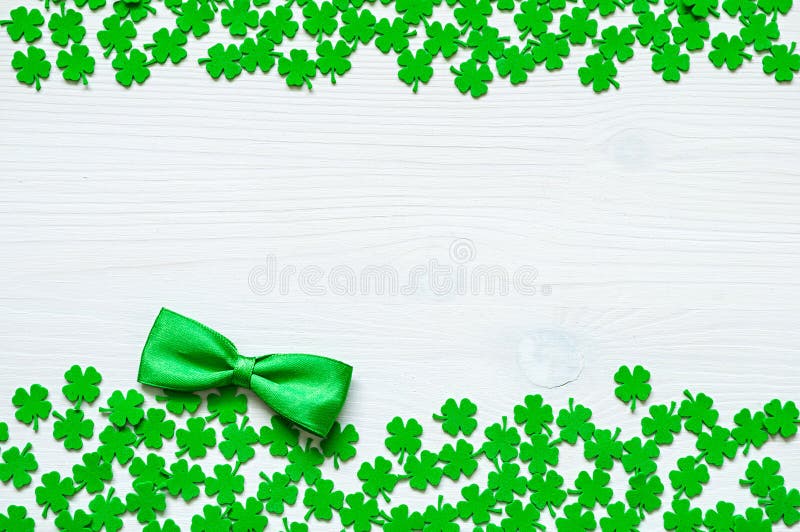 Fondo del día del ` s de St Patrick, frontera lateral doble con los quatrefoils fotos de archivo Fondo del día del ` s de St Patrick, frontera lateral doble con los quatrefoils fotos de archivo