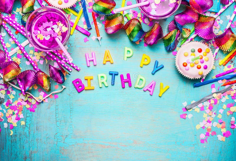Fondo del feliz cumpleaños con las letras, la torta, las bebidas y la decoración festiva rosada en fondo de madera elegante lamen
