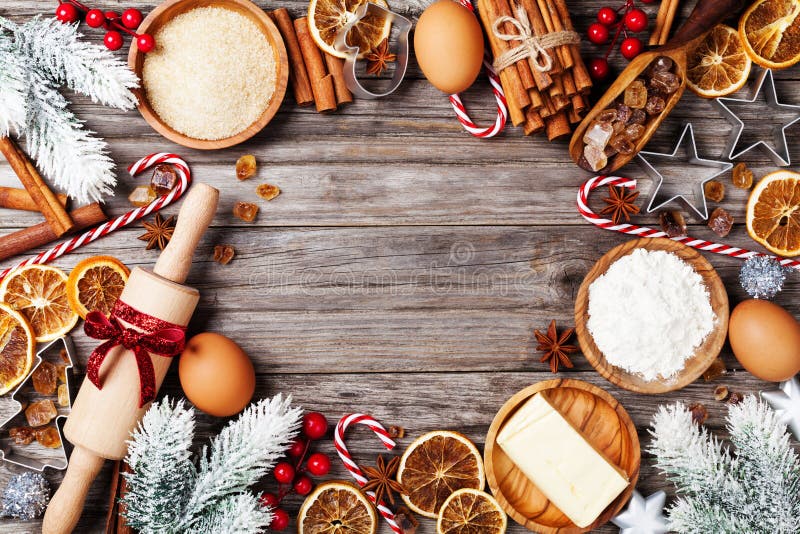 Fondo del forno con gli ingredienti per la cottura della cottura di natale decorati con l'albero di abete Farina, zucchero bruno, immagine stock Fondo del forno con gli ingredienti per la cottura della cottura di natale decorati con l'albero di abete Farina, zucchero bruno, immagine stock