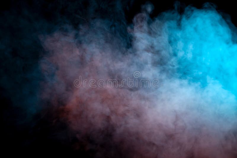 Fondo del fumo ondulato porpora, rosso e blu dell'arancia, su una terra isolata nera Modello astratto di vapore da vape di unifor immagini stock libere da diritti Fondo del fumo ondulato porpora, rosso e blu dell'arancia, su una terra isolata nera Modello astratto di vapore da vape di unifor immagini stock libere da diritti