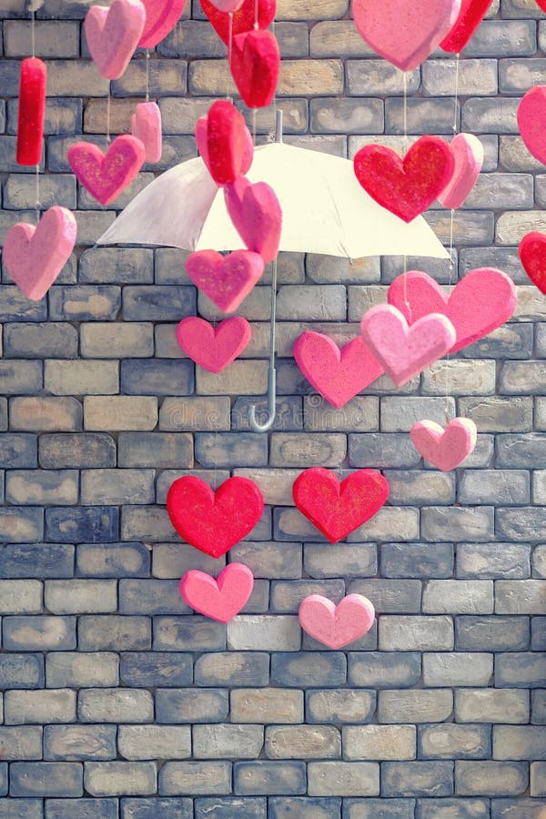 Fondo del muro di mattoni con il simbolo del cuore dell'annata di amore variopinto fotografia stock libera da diritti Fondo del muro di mattoni con il simbolo del cuore dell'annata di amore variopinto fotografia stock libera da diritti