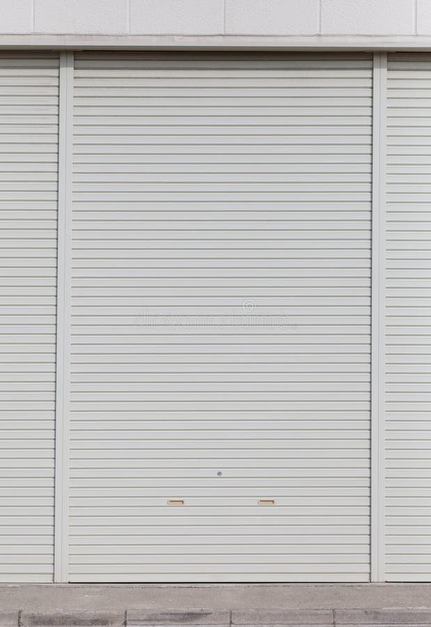 Fondo del obturador de la puerta del rodillo del metal blanco fotos de archivo Fondo del obturador de la puerta del rodillo del metal blanco fotos de archivo