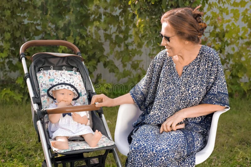 Fondo del retiro Concepto de familia feliz Abuela con la nieta Family Entertainment fotografía de archivo libre de regalías Fondo del retiro Concepto de familia feliz Abuela con la nieta Family Entertainment fotografía de archivo libre de regalías