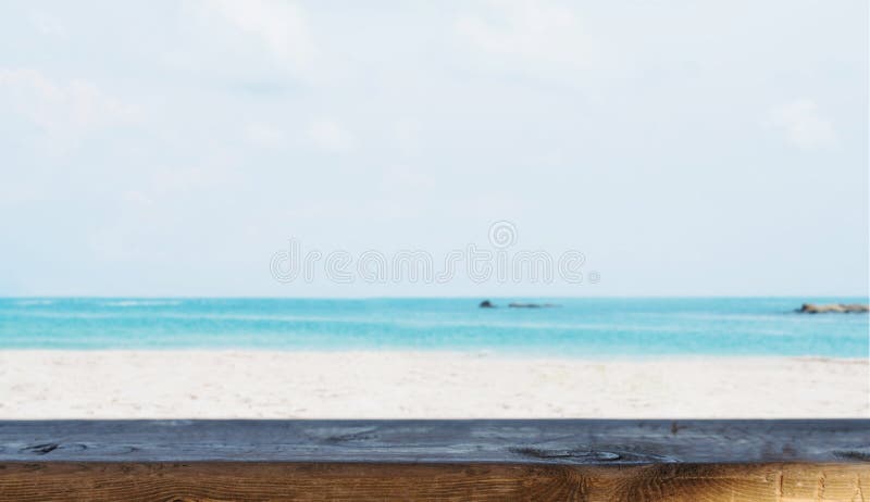 Fondo del verano, sobremesa de madera y fondo tropical borroso de la playa del defocus fotografía de archivo Fondo del verano, sobremesa de madera y fondo tropical borroso de la playa del defocus fotografía de archivo