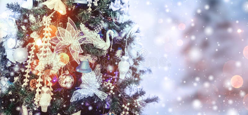 Fondo del árbol de navidad y decoraciones de la Navidad con nieve, fondo del árbol de los bChristmas y decoraciones de la Navidad imagenes de archivo Fondo del árbol de navidad y decoraciones de la Navidad con nieve, fondo del árbol de los bChristmas y decoraciones de la Navidad imagenes de archivo