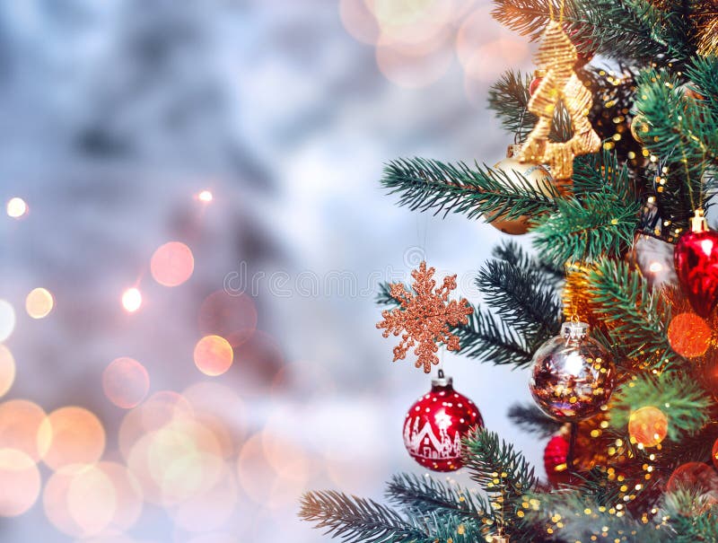 Fondo dell'albero di Natale e decorazioni di Natale con neve, vago, scintillare, emettente luce Nuovo anno felice e natale