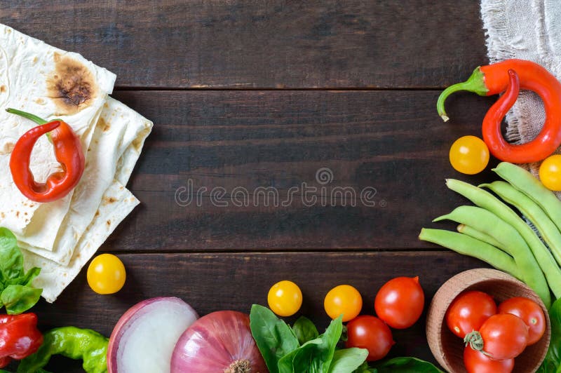Fondo dell'alimento: pomodori ciliegia, peperoncino, basilico, fagiolini, cipolle, pane della pita fotografia stock libera da diritti Fondo dell'alimento: pomodori ciliegia, peperoncino, basilico, fagiolini, cipolle, pane della pita fotografia stock libera da diritti