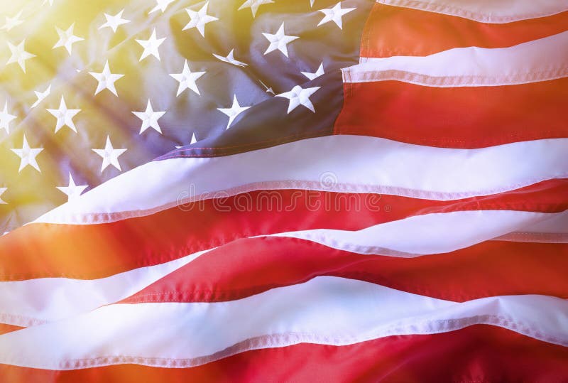 Fondo della bandiera americana Bandiera americana brillantemente accesa Luce solare, sunflare dalla destra fotografia stock libera da diritti Fondo della bandiera americana Bandiera americana brillantemente accesa Luce solare, sunflare dalla destra fotografia stock libera da diritti