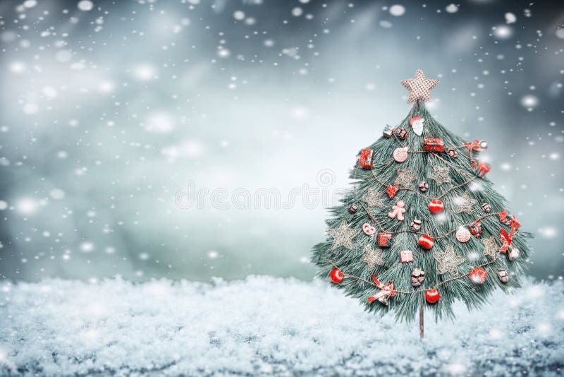 Fondo della neve di inverno con l'albero di Natale decorato