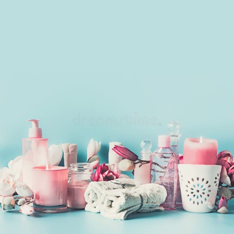 Fondo della stazione termale con gli asciugamani, i fiori, le candele ed i cosmetici di cura del corpo alla vista blu-chiaro e su immagini stock Fondo della stazione termale con gli asciugamani, i fiori, le candele ed i cosmetici di cura del corpo alla vista blu-chiaro e su immagini stock