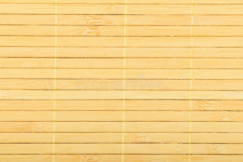 Fondo della stuoia intrecciato vimine giallo-chiaro di legno di bambù fotografie stock libere da diritti Fondo della stuoia intrecciato vimine giallo-chiaro di legno di bambù fotografie stock libere da diritti