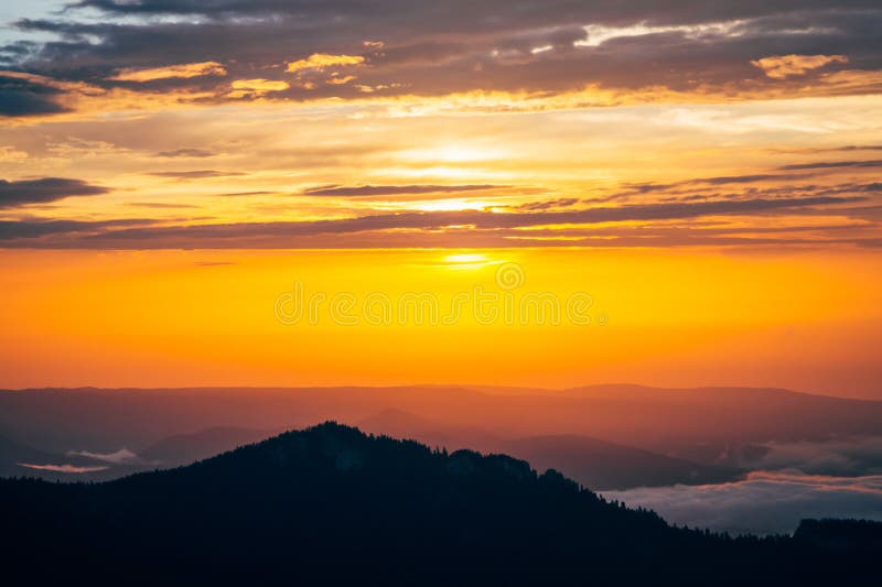 Fondo delle nuvole del cielo e delle montagne di tramonto immagini stock libere da diritti Fondo delle nuvole del cielo e delle montagne di tramonto immagini stock libere da diritti
