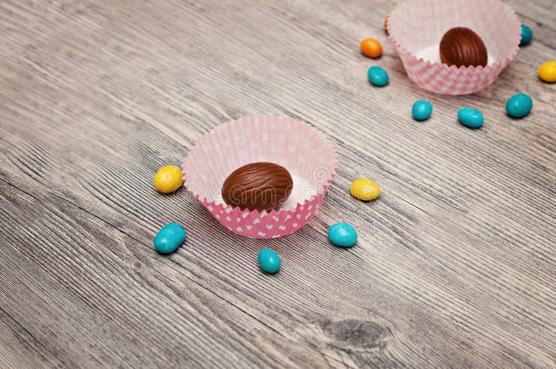 Fondo delle uova Il fondo felice dell'iscrizione di Pasqua con lustro dorato realistico ha decorato le uova, i coriandoli, spruzz fotografie stock libere da diritti Fondo delle uova Il fondo felice dell'iscrizione di Pasqua con lustro dorato realistico ha decorato le uova, i coriandoli, spruzz fotografie stock libere da diritti