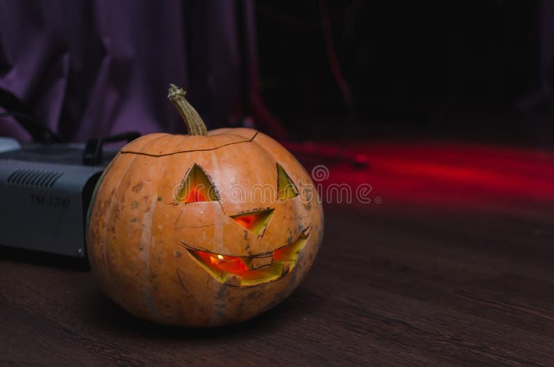 Fondo delle zucche di Halloween Scherzetto o dolcetto d'ardore spaventoso dei fronti fotografia stock Fondo delle zucche di Halloween Scherzetto o dolcetto d'ardore spaventoso dei fronti fotografia stock