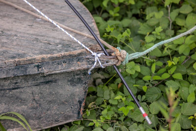 Fondo detalle del bote pequeño, extremidad atado con la cuerda botes pequeños usados típicamente en los ríos E foto de archivo Fondo detalle del bote pequeño, extremidad atado con la cuerda botes pequeños usados típicamente en los ríos E foto de archivo